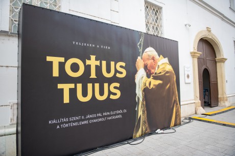 A világ egyik legnagyobb Szent II. János Pál pápa kiállítása látható hétfőtől a Múzeumban